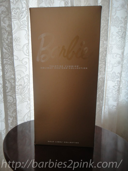 Frente da caixa, mostrando o nome da doll, série a qual pertence e a label | Foto: Caori