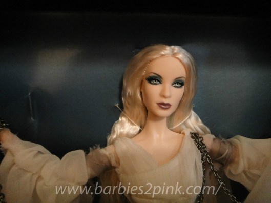 Um close no rosto da doll | Foto: Caori