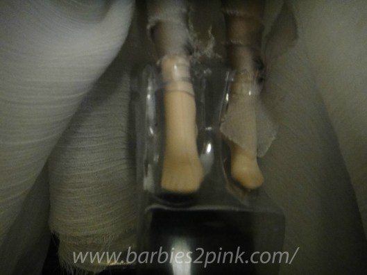 Os pés descalços e as fitas no tornozelo | Foto: Caori