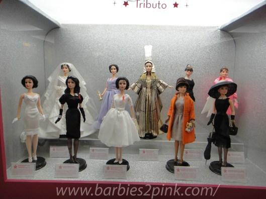 Tributo: as diversas bonecas de Elizabeth Taylor e Audrey Hepburn (direita) | Foto: Caori