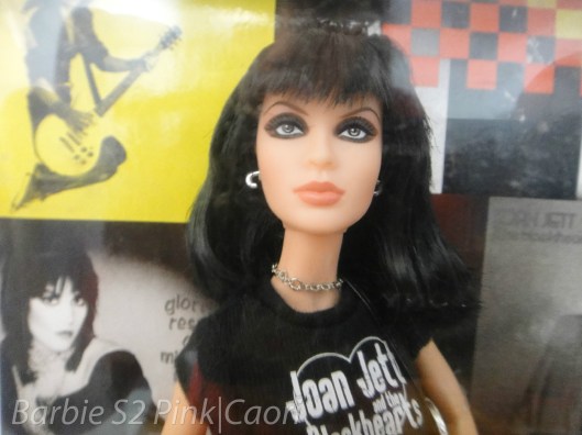 Make preto,brincos e corrente de roqueira! | Foto: Caori