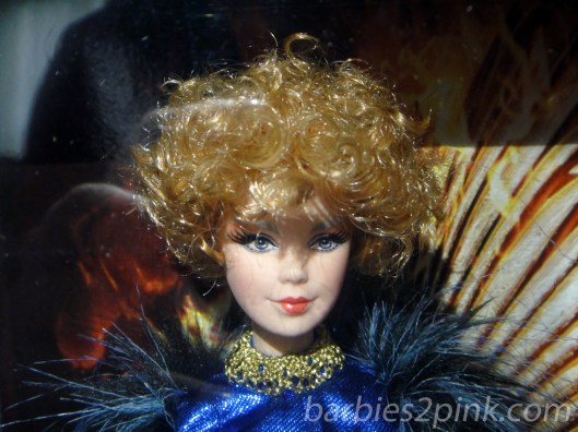 Um close no rosto da doll | Foto: Caori