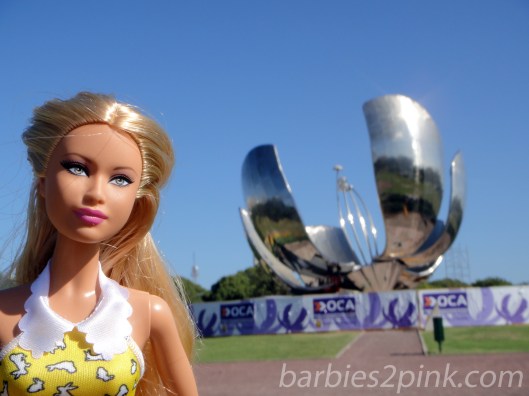 Nina na Floralis Generalis | Foto: Caori para BS2P
