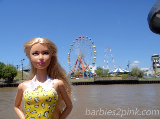 Nina e um parque de diversões no Tigre e Delta | Foto: Caori para BS2P