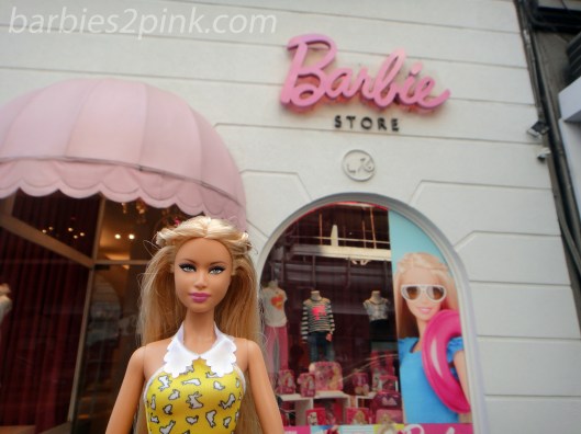 Nina em frente a entrada da Barbie Store | Foto: Caori para BS2P