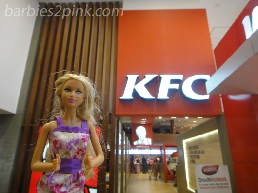 Nina em frente a KFC | Foto: Caori para BS2P