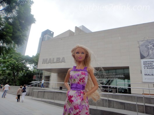 Nina em frente ao Malba | Foto: Caori para BS2P