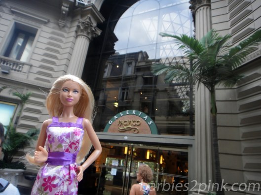 Nina em frente a entrada da Galerias Pacífico | Foto: Caori para BS2P