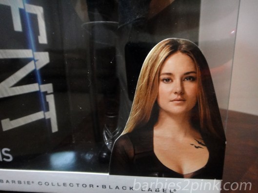 A atriz Shailene Woodley na caixa como Tris | Foto: Caori