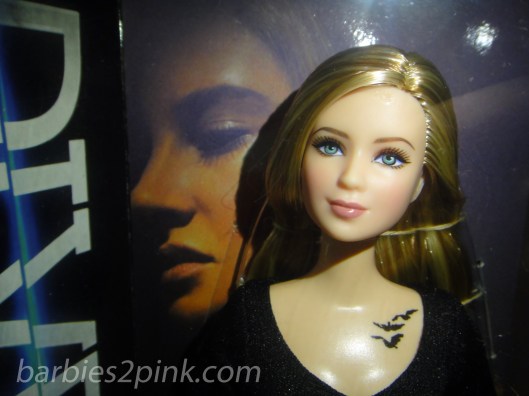 Um close no rosto da doll | Foto: Caori