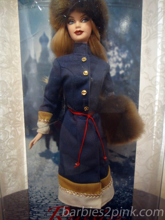 Botões dourados e cinto vermelho | Foto: Caori