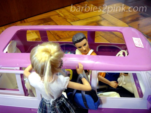 Tudo pronto Barbie? Digo...Nina. Vamos, senão você vai se atrasar - Ken | Foto: Caori