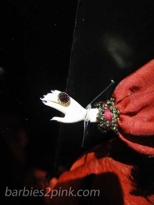 Unhas pretas e anel de pedra | Foto: Caori