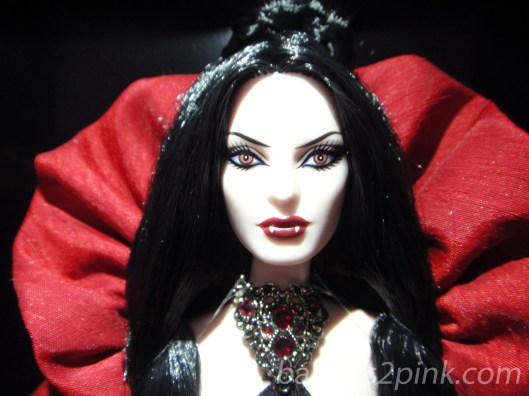 Um close na doll: make escuro e dentes de vampira | Foto: Caori