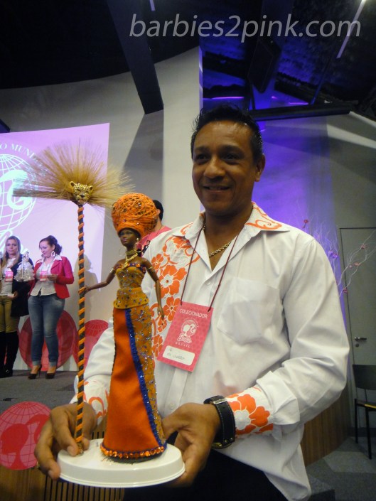 Ed Brito e sua Barbie, vencedora do Miss Barbie Brasil 2015 | Foto: Caori para BS2P